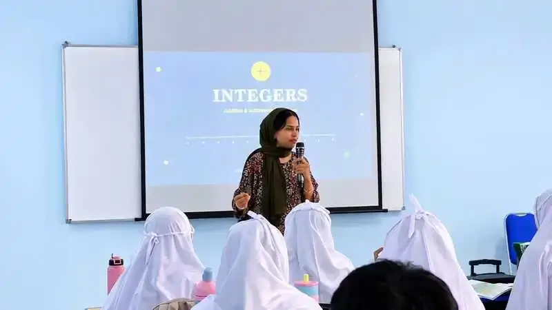 Guest Teacher Pakistan di SMP Muhammadiyah 15 Surabaya, Perkuat Pembelajaran Matematika Berwawasan Global