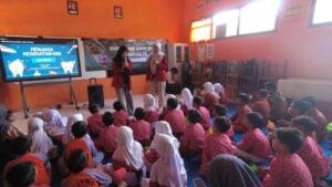 Bagikan Sikat Gigi Lucu, KKN P 19 Umsida Ajarkan Kesehatan Gigi pada Anak