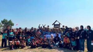 KKN Kelompok 17 Umla Gelar Bersih Pantai dan Pasang Papan Edukasi Sampah di Desa Weru