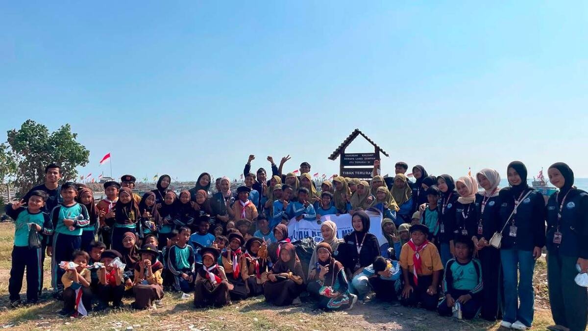 KKN Kelompok 17 Umla Gelar Bersih Pantai dan Pasang Papan Edukasi Sampah di Desa Weru