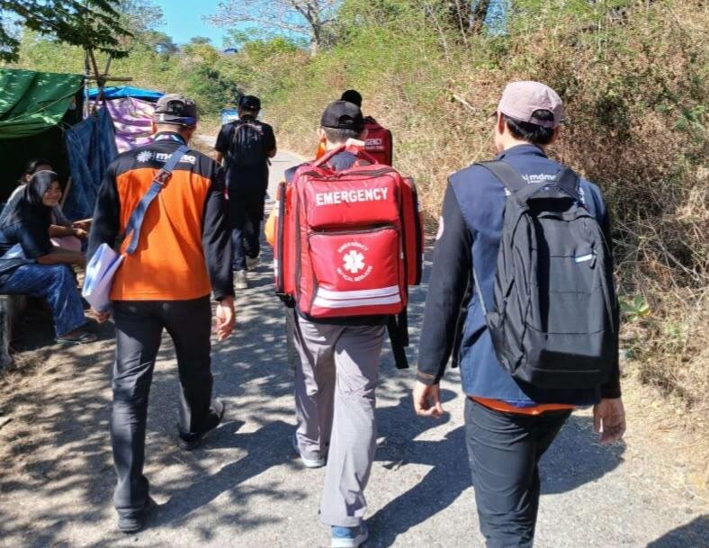 BBM Langka, DMC RSML Jalan Kaki Tembus Posko Pengungsian di Perbukitan Gempa NTT