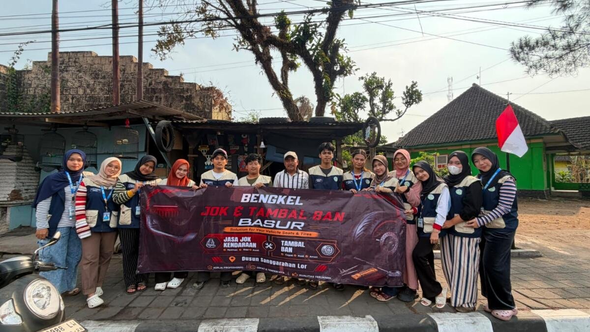 KKN MAs Kelompok 106 Bantu Promosikan UMKM Kasembon melalui Pemasangan Banner