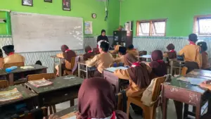 KKN MAS Kelompok 114 Ajak Siswa Belajar Bahasa Inggris Lewat Permainan