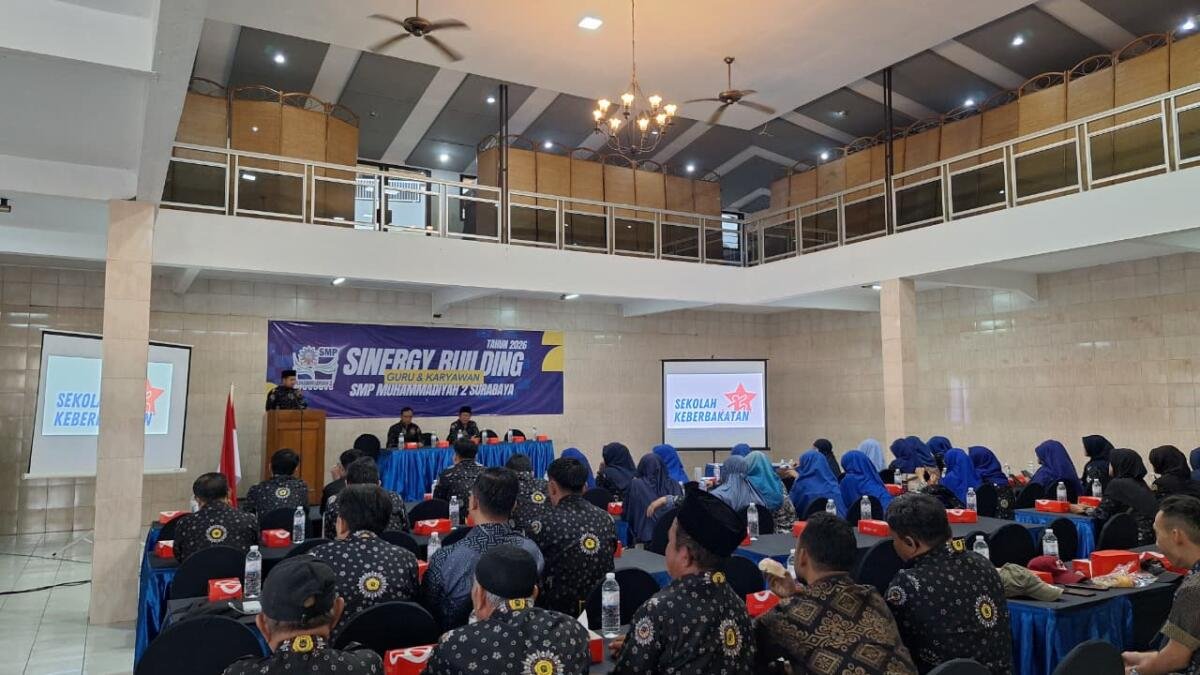 Sinergi Jadi Kekuatan, Ketua PCM Genteng Bekali Guru dan Karyawan SMP Muhammadiyah 2 Surabaya dalam Sinergi Building 2026