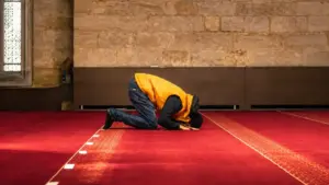 Saat Merasa Tak Berdaya, Mungkin Itu Saatnya Kita Bersujud Lebih Dalam
