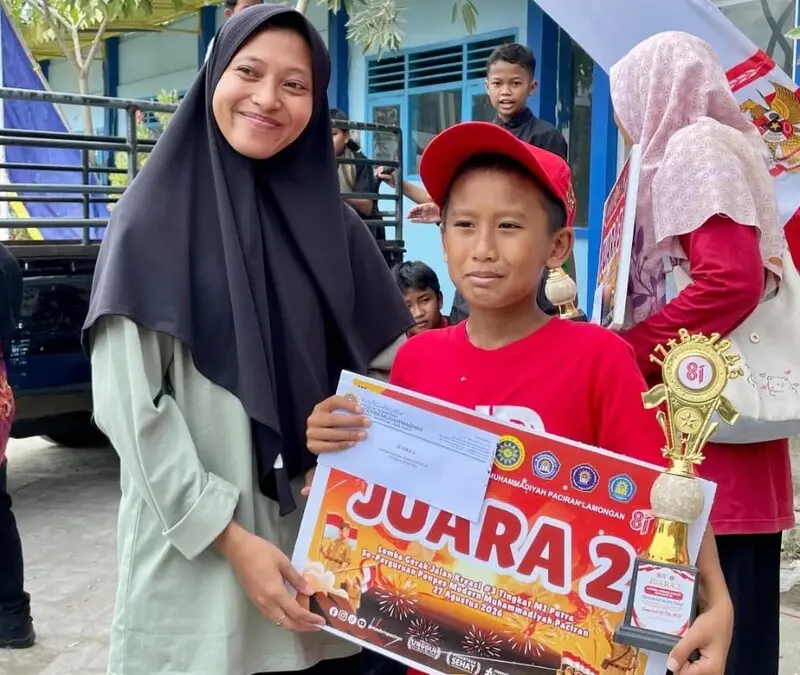 Bawa Semangat Merah Putih, MIM 02 Pondok Modern Paciran Dominasi Lomba Gerak Jalan Kreasi