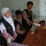 Student Care dan Polisi Sekolah SD Musix Jenguk Siswa Kelas 2 yang Dirawat di Rumah Sakit