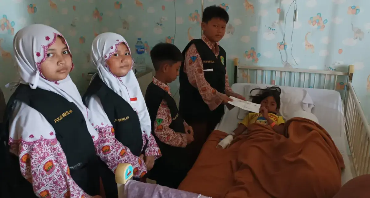 Student Care dan Polisi Sekolah SD Musix Jenguk Siswa Kelas 2 yang Dirawat di Rumah Sakit