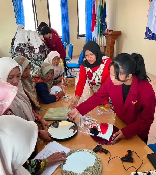 Mahasiswa Agribisnis UMM Hidupkan Kembali Mendong Blayu lewat Kerajinan dan Ekonomi Digital