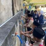 Mahasiswa KKN Umla Edukasi PHBS di MI Ma’arif NU Brengkok, Ajak Siswa Biasakan Cuci Tangan Sejak Dini