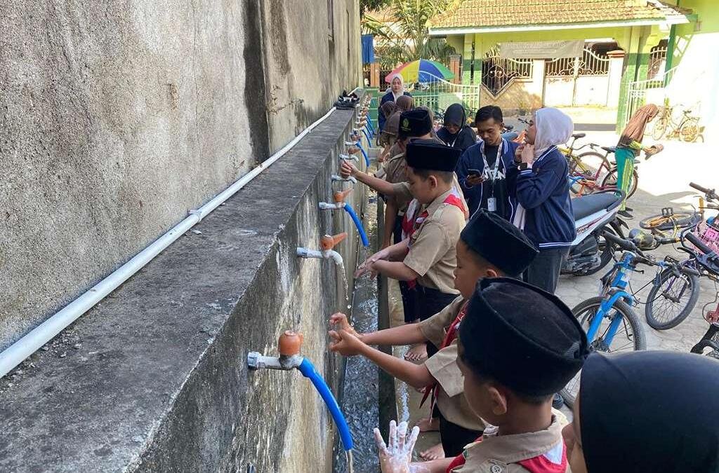 Mahasiswa KKN Umla Edukasi PHBS di MI Ma’arif NU Brengkok, Ajak Siswa Biasakan Cuci Tangan Sejak Dini