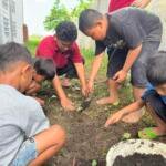 Mahasiswa KKN-T Umsida Tanamkan Peduli Lingkungan Anak Desa Kedungsugo Lewat Edukasi Menanam