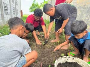 Mahasiswa KKN-T Umsida Tanamkan Peduli Lingkungan Anak Desa Kedungsugo Lewat Edukasi Menanam