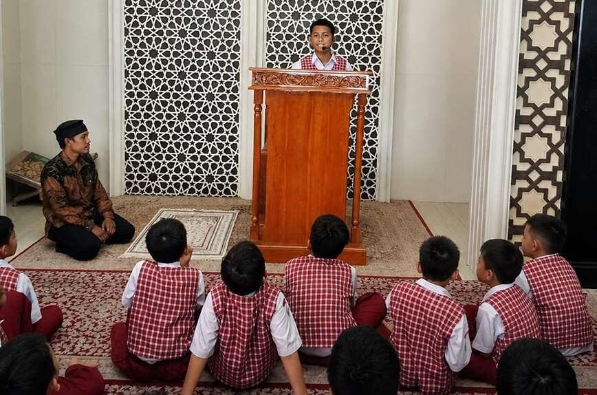 Percaya Diri Berdakwah, Daris Arkan Budiyanto Sampaikan Kultum Inspiratif di Masjid Baiturrahman