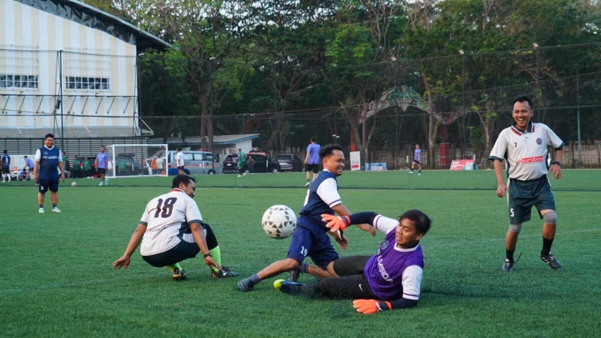 Duel Seru Umsura vs Umsida, Rektor Mundakir Cetak Gol dalam Laga Mini Soccer