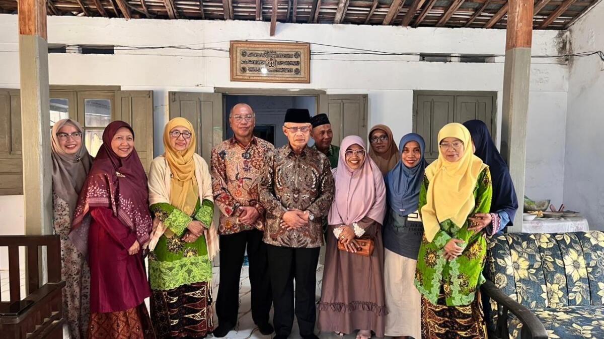 Sandal Kanan-Kiri Itu Bertemu di Jombang