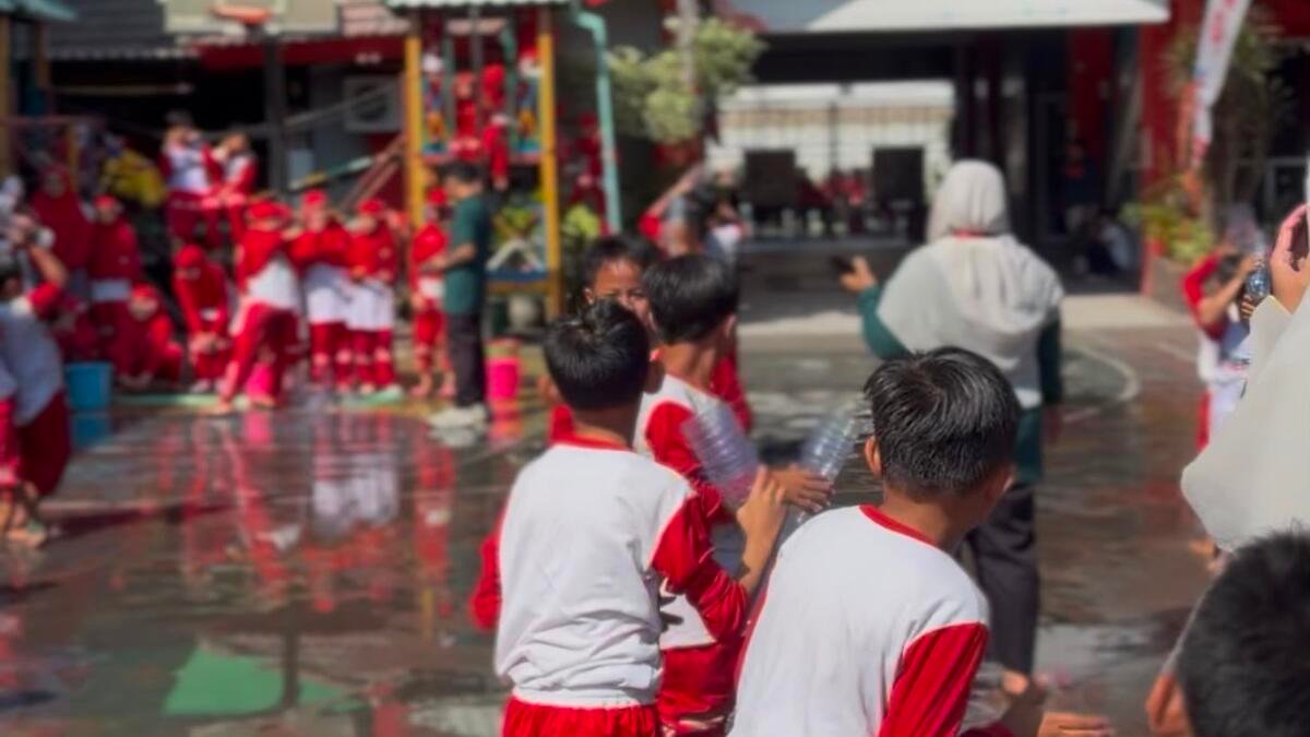 Air Boleh Tumpah, Semangat Kelas 3 SD Mugres Pantang Gugur