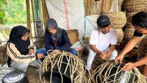 KKN P 6 Umsida Susun Roadmap Wisata dan Katalog UMKM Halal Desa Cendono