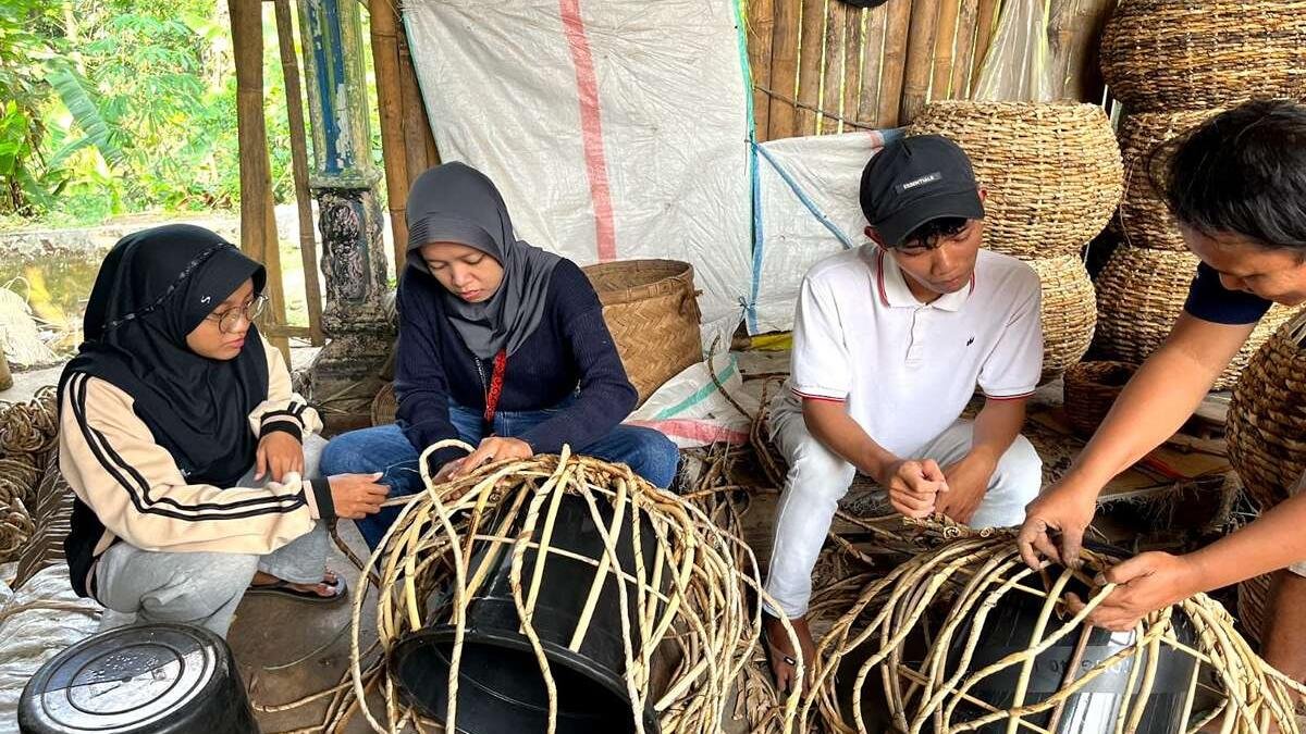KKN P 6 Umsida Susun Roadmap Wisata dan Katalog UMKM Halal Desa Cendono