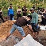 Mahasiswa KKN MAs Kelompok 108 Ikut Serta Membantu Pembuatan Pupuk Organik sebagai Persiapan Program Kerja Unggulan