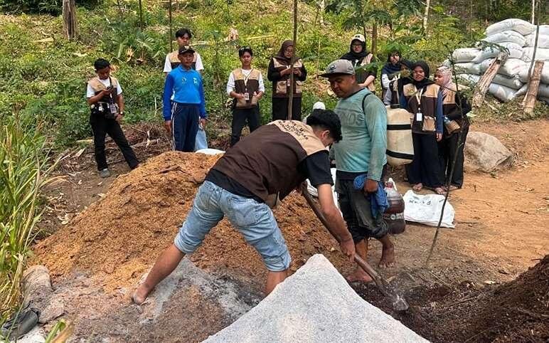 Mahasiswa KKN MAs Kelompok 108 Ikut Serta Membantu Pembuatan Pupuk Organik sebagai Persiapan Program Kerja Unggulan