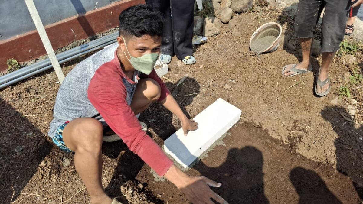 KKN MAs Kelompok 105 Letakkan Batu Pertama Pembangunan Insinerator Pembakaran Sampah di Dusun Kasembon