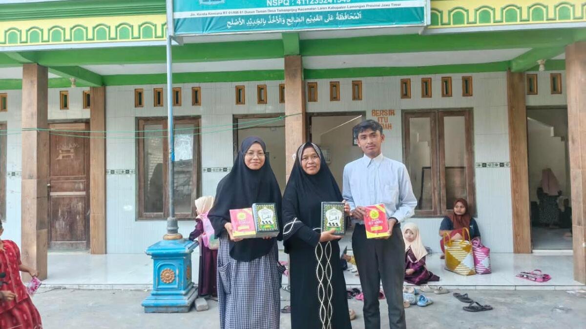 KKN 02 STAIM Karangasem Paciran Salurkan Wakaf Iqra’ dan Juz Amma ke TPQ Miftahul Ulum Tamanprijek
