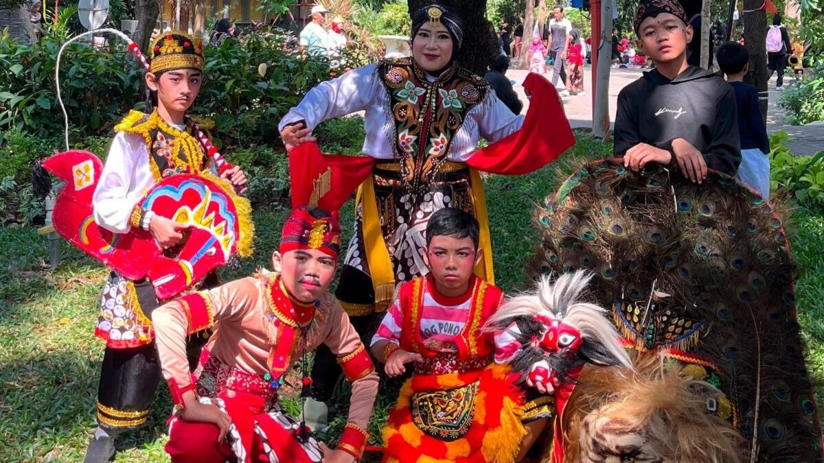 Lautan Kostum Adat Gemparkan Kebun Bibit Wonorejo dalam Acara Jalan Sehat MI Muhammadiyah 27 Surabaya