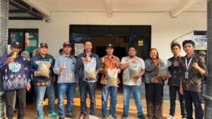 Kelompok 99 dan 100 KKN-MAs Kolaborasi Olah Limbah Kotoran Sapi Menjadi Pupuk Organik Nutrigo di Desa Tawangsari