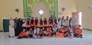 Mahasiswa KKN STAIM Paciran Ajak Siswa SMP NU Tamanprijek Sulap Tutup Botol Plastik Menjadi Gantungan Kunci Kreatif