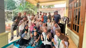 Sosialisasi Ecostraw Briket, Mahasiswa KKN Umsura Edukasi Manfaat Limbah Jerami