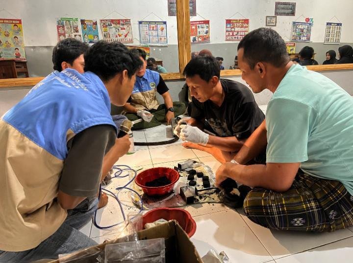 Atasi Limbah Ternak, Mahasiswa KKN MAs Kelompok 26 Ubah Kotoran Sapi Menjadi Briket