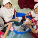 Ketika Tangan-Tangan Kecil Mulai Belajar Mencuci Baju