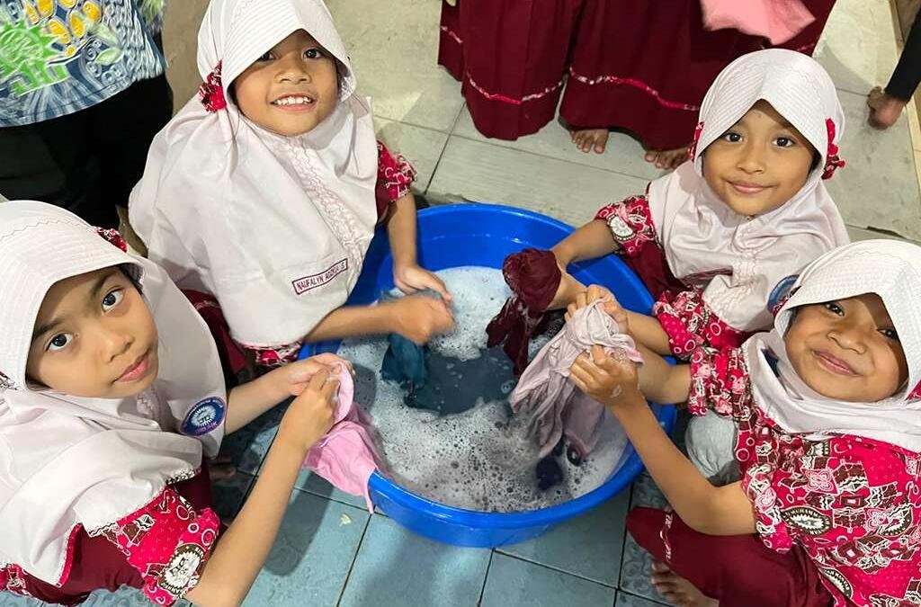 Ketika Tangan-Tangan Kecil Mulai Belajar Mencuci Baju