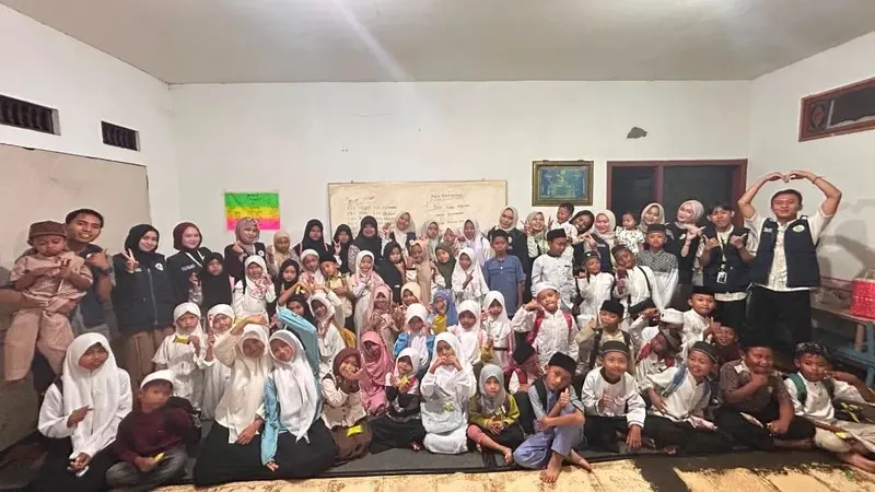 Lestarikan Permainan Tradisional, KKN MAs Kenalkan Permainan Lompat Tali Karet