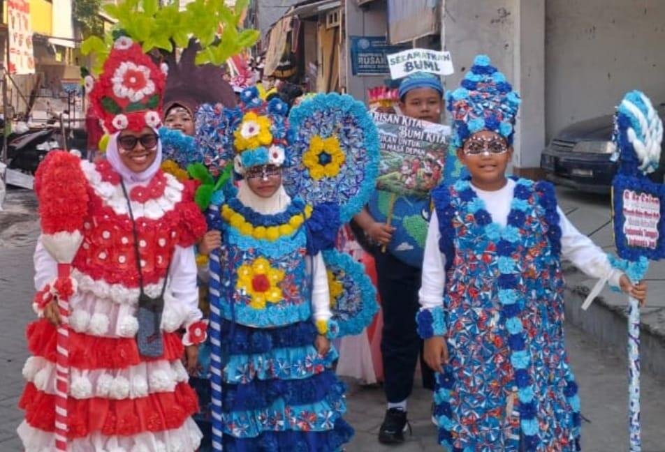 Kostum Daur Ulang Warnai Pawai HUT ke-81 RI SD Muhlas Surabaya