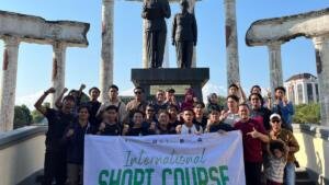 Kunjungi Tugu Pahlawan, Mahasiswa USIM dan FH Umsura Pelajari Sejarah Pertempuran Surabaya