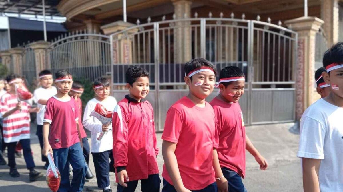 Langkah Ceria, Semangat Merdeka: Jalan Santai MI Muhammadiyah 2 Meriahkan HUT ke-81 RI