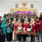 Mahasiswa KKN 59 Umsida Kenalkan Spray Anti-Nyamuk Alami di Desa Candirejo