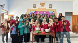 Mahasiswa KKN 59 Umsida Kenalkan Spray Anti-Nyamuk Alami di Desa Candirejo