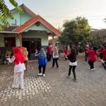 Mahasiswa KKN Pencerah Umsida Jadi Instruktur Senam Kreasi Lansia Sasana Sri Kandi Purwodadi