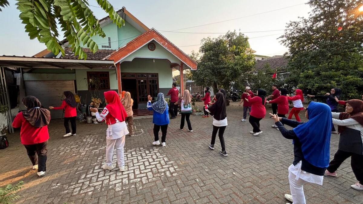 Mahasiswa KKN Pencerah Umsida Jadi Instruktur Senam Kreasi Lansia Sasana Sri Kandi Purwodadi