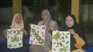 Mahasiswa KKN STAIM Karangasem Paciran Kenalkan Kreativitas Ecoprint di Tamanprijek