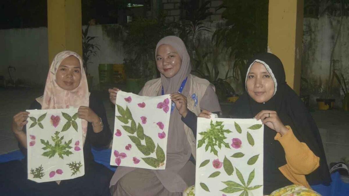 Mahasiswa KKN STAIM Karangasem Paciran Kenalkan Kreativitas Ecoprint di Tamanprijek