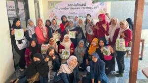 Mahasiswa KKN Tematik Kelompok 22 UMG Ajak Ibu-Ibu PKK Desa Sukoanyar Berkreasi dengan Ecoprint