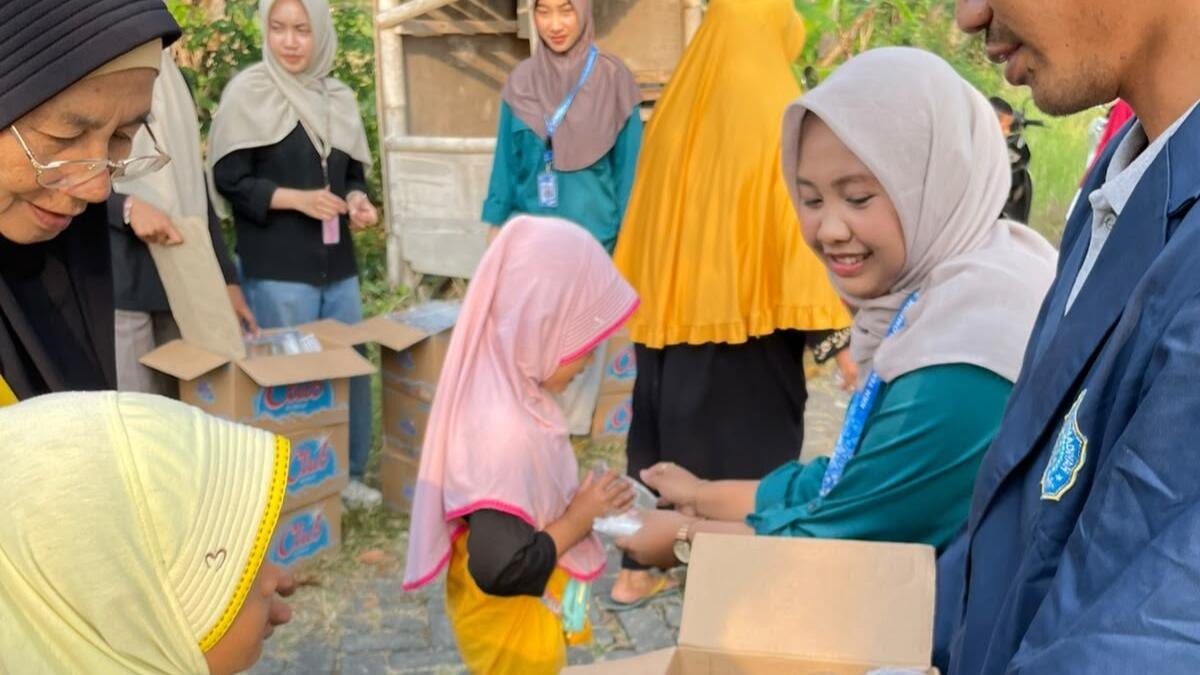 Mahasiswa KKN Tematik Kelompok 22 UMG Dukung Jalan Sehat Karang Taruna Dusun Pulorejo