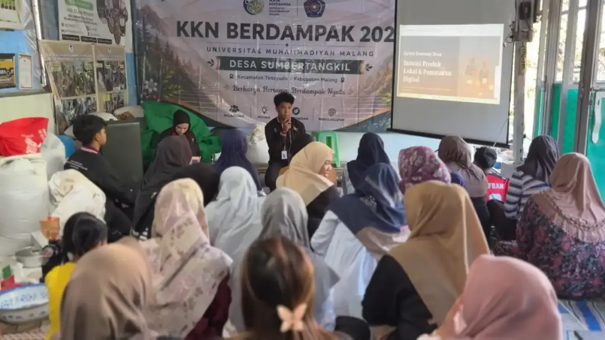 Mahasiswa KKN UMM Dampingi UMKM Desa Sumber Tangkil Manfaatkan Media Sosial untuk Pemasaran