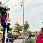 Mahasiswa KKN Umsida Sulap Karya Siswa Jadi Lampion di Desa Pohjejer