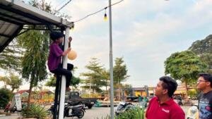 Mahasiswa KKN Umsida Sulap Karya Siswa Jadi Lampion di Desa Pohjejer