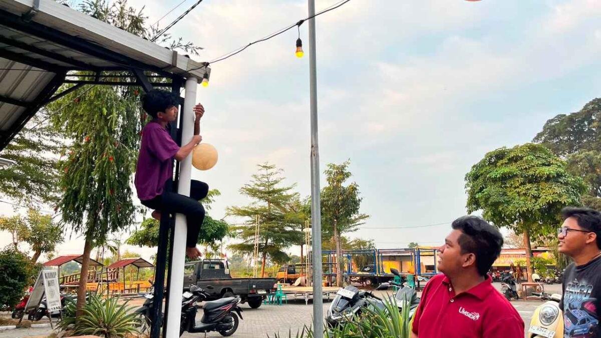 Mahasiswa KKN Umsida Sulap Karya Siswa Jadi Lampion di Desa Pohjejer